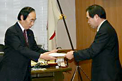坂口大臣（左）に要望書を渡す佐藤会長