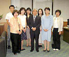 大臣に要望書を手渡す当会加藤会長代行_2